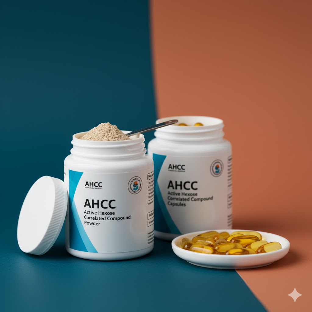 AHCC symboliseret ved to hvide plasticbøtter. Den ene med kapsler og den anden med pulver. Foran står en tallerken med gyldne kapsler. Påskrift på bøtterne er AHCC. Turkis og brunlig baggrund.
