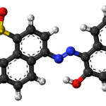 Elektrolytter symboliseret ved en molekylestruktur i sort model med hvide, røde og blå kugler. Lys baggrund.