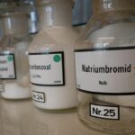 Elektrolytter symboliseret ved nogle klare glas med glaslåg og hvide salte i dissse.