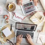 Gaver symboliseret ved en pc og kaffekop, notesblok mm.