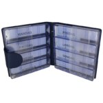 Medicinsk logistik symboliseret ved en blå mappe til doseringsæsker for en uge.