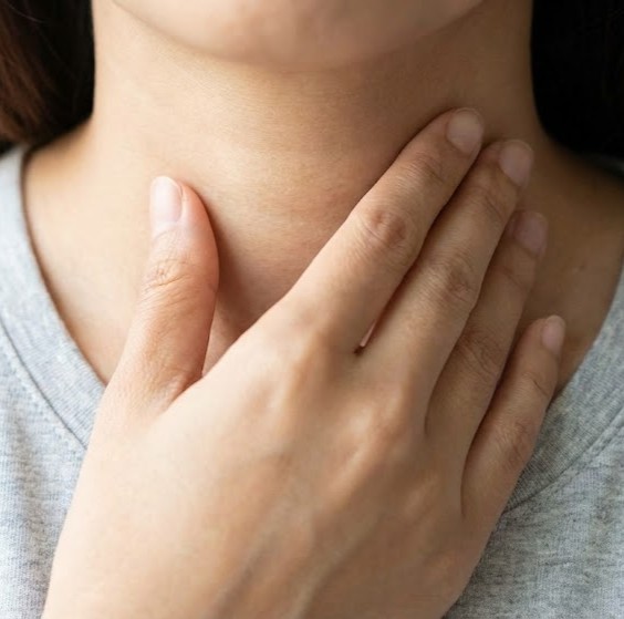 Stofskifte og koagulation symboliseret ved en kvindehånd der ligger på halsområdet.