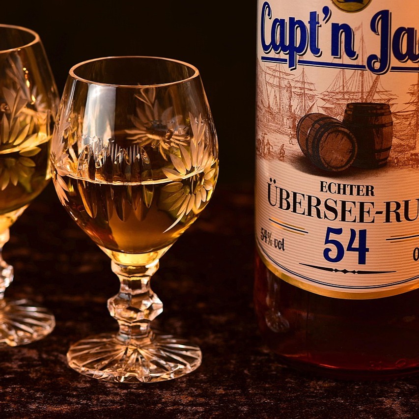 Hvad med alkohol symboliseret ved et par graverede glas og en flaske spiritus.