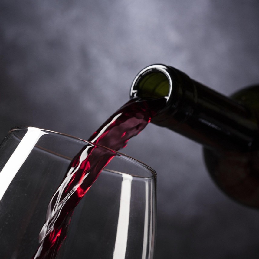 Hvad med alkohol symboliseret ved rødvin der hældes op i et glas.