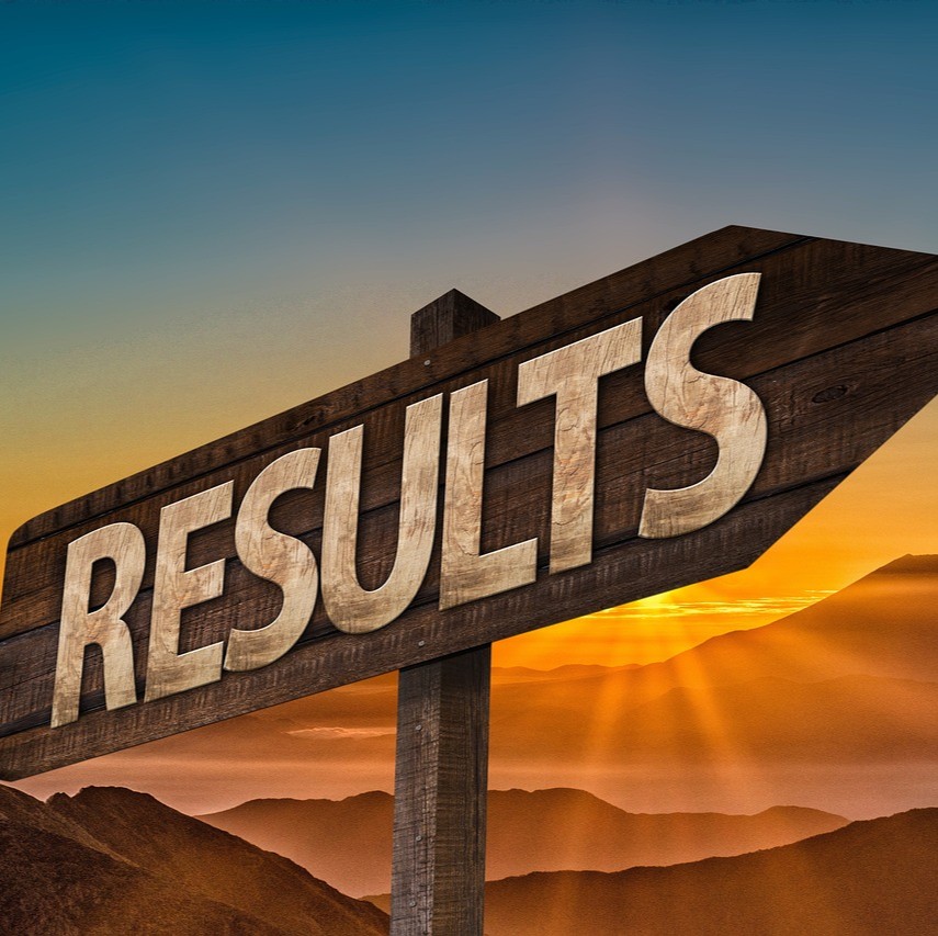 Bill Hendersons Protokol symboliseret ved et træskilt med teksten Results mod en solopgang i ørkenlandskab.