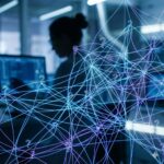 Essentiel Trombocytose symboliseret ved et net af tynde tråde og en kvinde ved en skærm i baggrunden. Blålige toner.