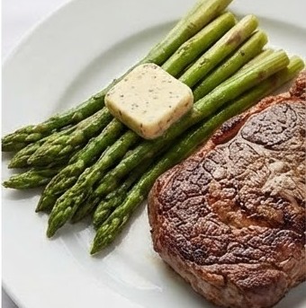 Misha Sakharoffs Protokol symboliseret ved et bundt grønne asparges med en skive smør og en stegt oksebøf.