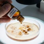 Papaya bladekstrakt symboliseret ved nogle papayadråber der kommes i en petriskål.