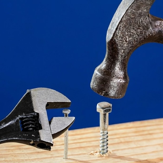 Protokoller ved kræft symboliseret ved en svensknøgle der griber om et sømhoved og en hammer der slår på en skrue. Blå baggrund.