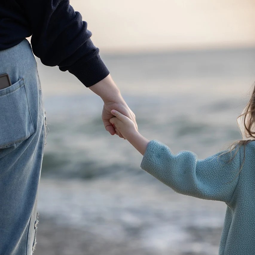 Støtteforeningen Jeg har Kræft symboliseret ved en voksen og en barnehånd der holder hinanden.