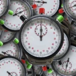 Bomber, brandslukkere og timing symboliseret ved en masse minuture, der ligger oven i hinanden.