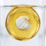 Bomber, brandslukkere og timing symboliseret ved en pille der ligger i en boble af olie.