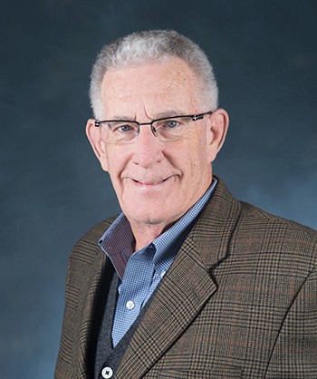 Thomas Seyfrieds Protokol symboliseret ved et foto af ham i brun jakke.