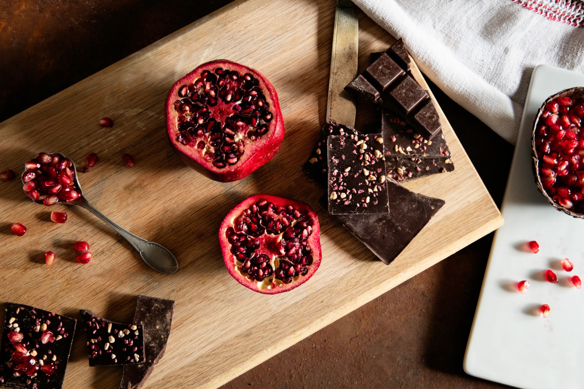 William Li symboliseret ved granatæble halveret og mørk chokolade.