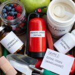 Bomber, brandslukkere og timing symboliseret ved en brandslukker i midten og bøtter med pulver omkring. Desuden et glas med bær.