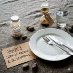 Bomber, brandslukkere og timing symboliseret ved en tom tallerken, nogle forskellige pilleglas.