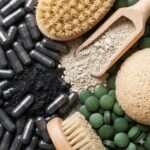 Bomber, brandslukkere og timing symboliseret ved kulkapsler, grønne piller fra spirulina, nogle børster og noget brunt pulver.