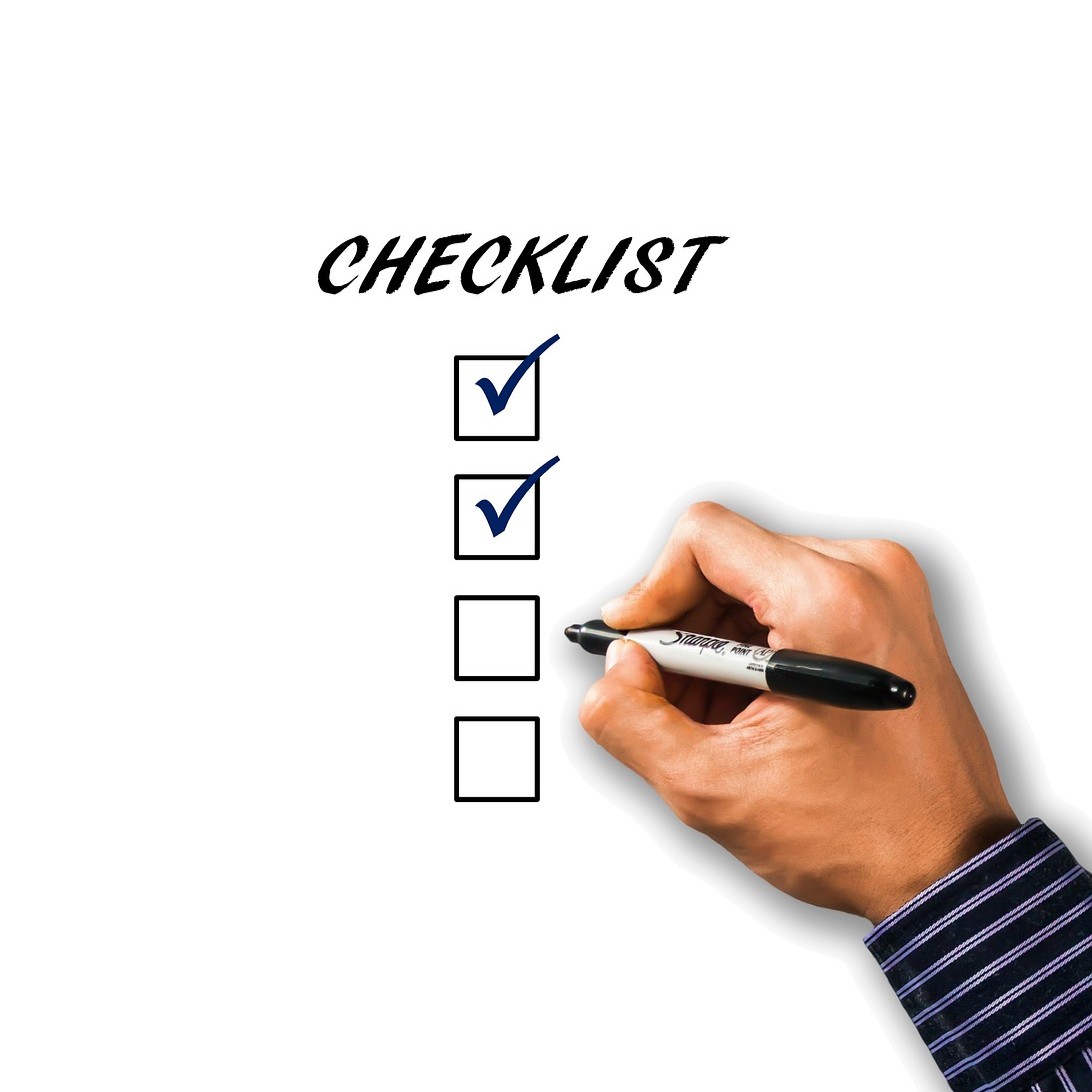 Boost dine lykkehormoner symboliseret ved 4 firkanter der er tjekket i de to øverste. En hånd der tegner V'erne.