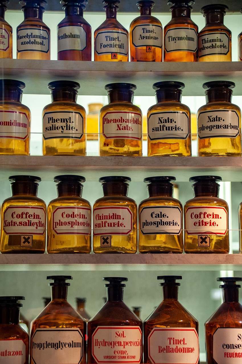 Målrettet samspil symboliseret ved samling af gammeldags glasflasker i brun med slebne låg.