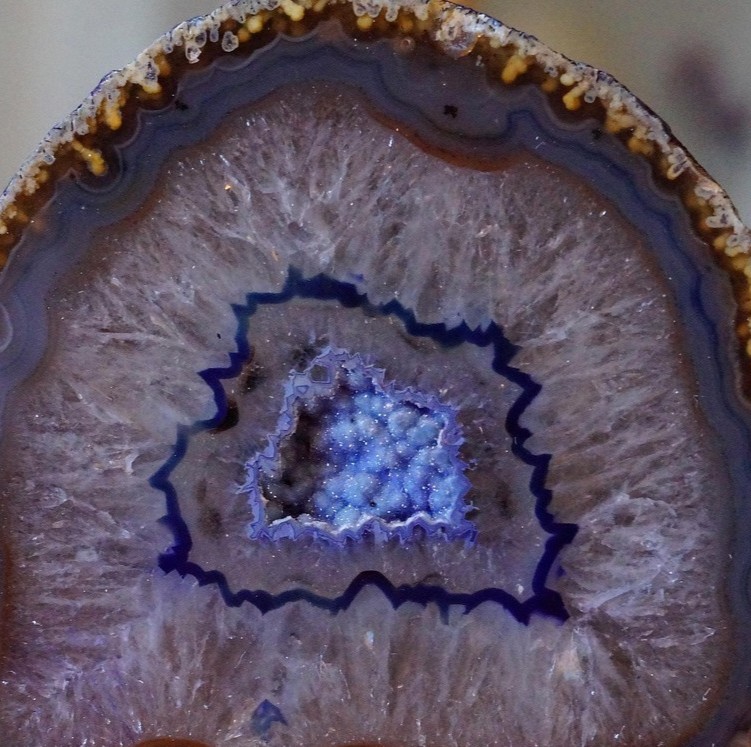 Målrettet samspil symboliseret ved snit i en krystal med kerne.