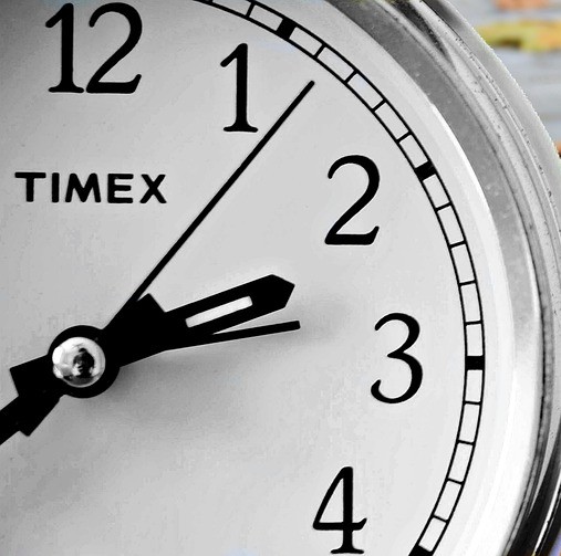 Målrettet samspil symboliseret ved del af et ur med viser.