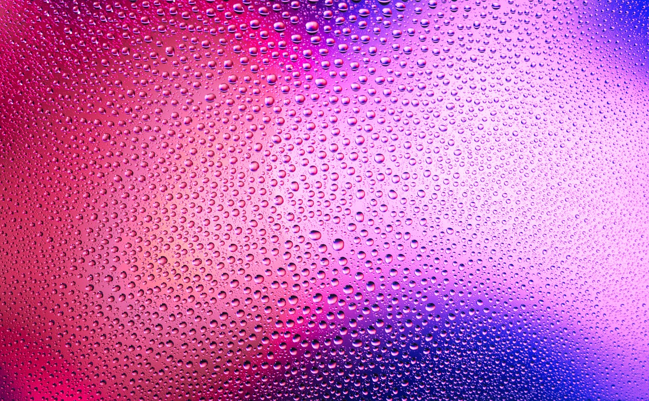 Målrettet samspil symboliseret ved en dugget overflade i rosa og lilla.