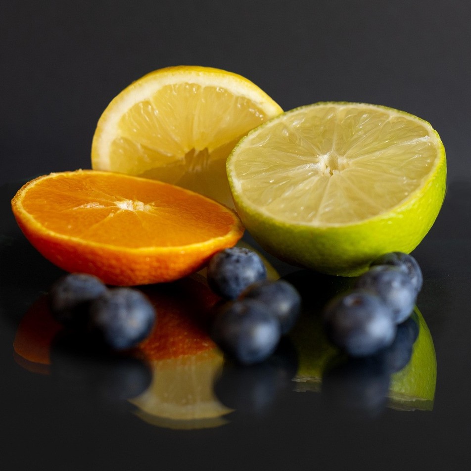Målrettet samspil symboliseret ved halve citron, appelsin og grape. Samt nogle blåbær.