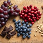 Proanthocyanidiner symboliseret ved en samling af druer, tranebær, blåbær, chokolade.