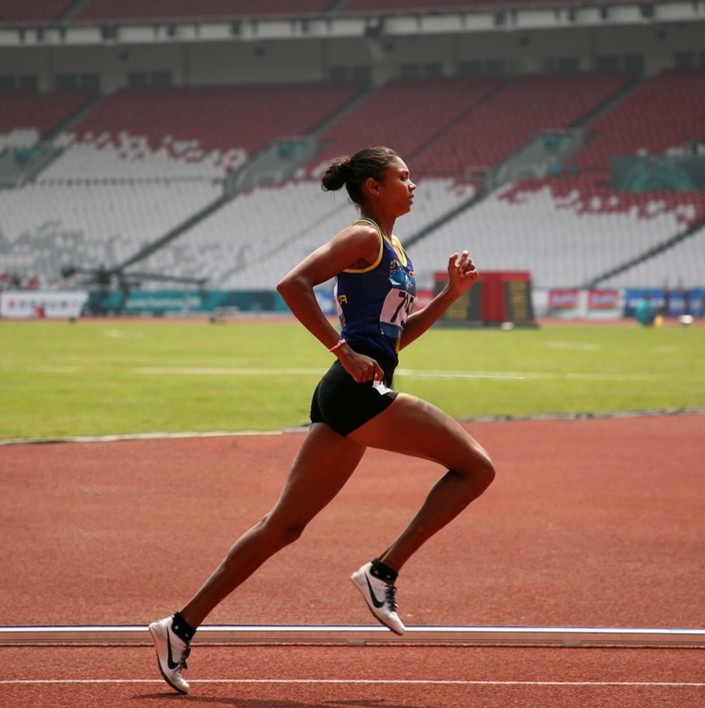 Sikre tiltag symboliseret ved en løber på et stadion.
