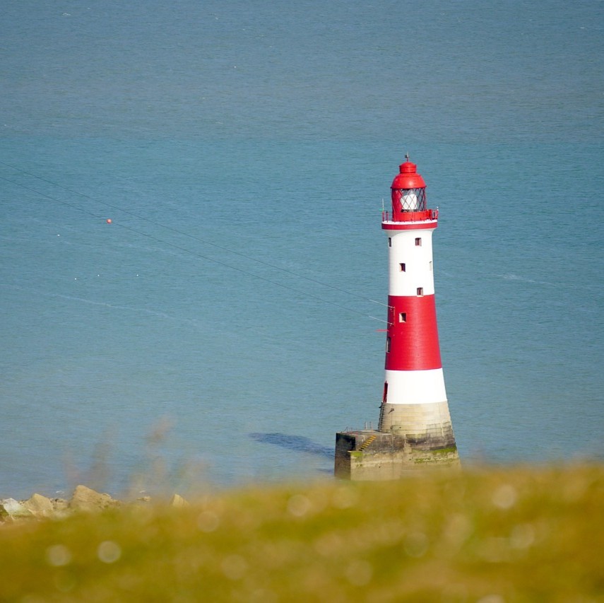 Sikre tiltag symboliseret ved et fyrtårn ved en kyst.