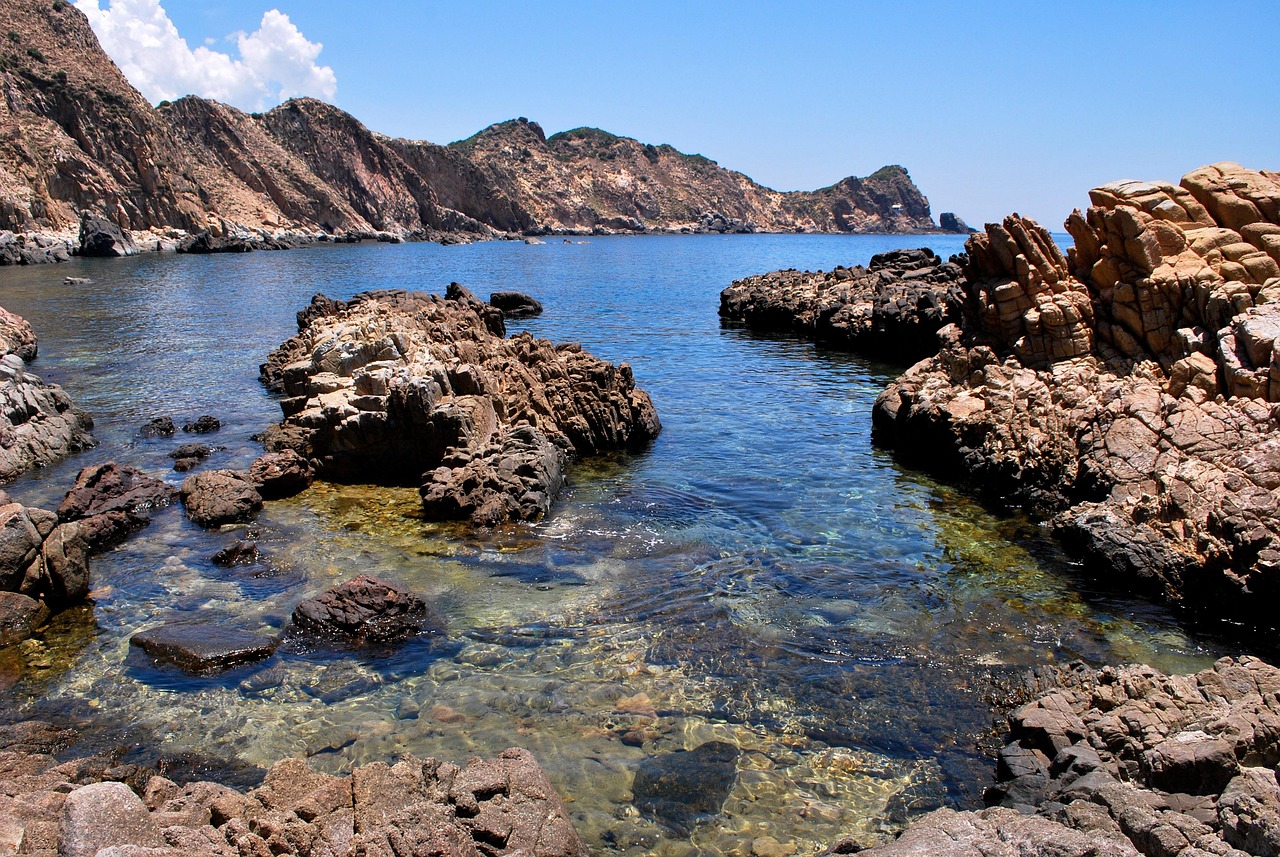 Om Hanne symboliseret ved hav i en bugt omgivet af klipper.