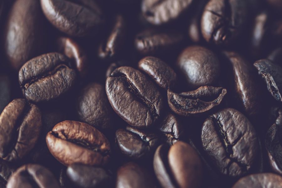 Te og kaffe symboliseret ved nærbillede af kaffebønner.