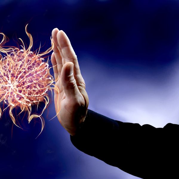 Immunforsvaret - Hvad kan jeg gøre symboliseret ved en hånd der laver stoptegn foran en rosa celle med fimrehår.