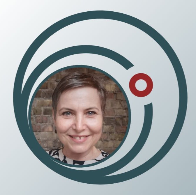 Vi bakker op - Charlotte Hammer,  formand for Senføgerforeningen. Portræt m foreningens logo omkring.