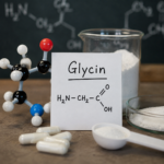 Glycin symboliseret ved et bægerglas med hvidt pulver, en seddel hvor der står Glycin og er vist formlen, samt en molekylemodel i baggrunden.