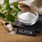 Glycin symboliseret ved en skål med hvidt pulver og teksten Glycin.